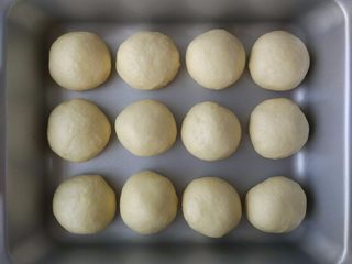 10、原味麦香小面包, 放在模具中,依次摆好,盖好在室温下发酵,备用。