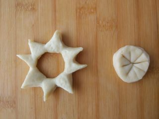 12、原味麦香小面包,将中间翻转开,重复上一步。