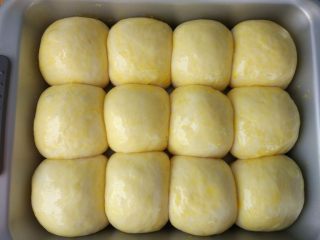 17、原味麦香小面包,将辅料中的蛋黄加水调匀,均匀地刷在上面。