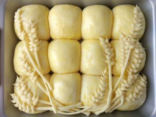 18、原味麦香小面包,将做好的麦穗摆在上面。