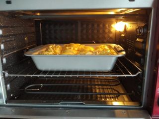 20、原味麦香小面包,入预热好的烤箱中层,上下火155度烤30分钟左右。具体时间和温度要根据不同烤箱实际炉温酌情增减。