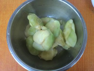 5、地三鲜,茄子用点力挤去水分。