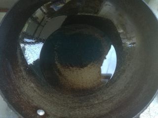 6、地三鲜,炒锅坐火上，倒入平时炒菜的油量就够了。