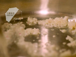 3、白黄油煎鲈鱼,锅里放黄油,慢慢融化,小洋葱切碎放入,翻炒至变色,倒入白葡萄酒