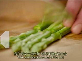 6、白黄油煎鲈鱼,芦笋切掉尾端露出白色