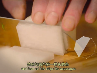 7、白黄油煎鲈鱼,白萝卜切成芦苇一样的长条