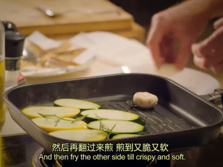 11、白黄油煎鲈鱼,另起一锅,锅里放橄榄油,用纸把油涂抹均匀,煎西葫芦,蘑菇