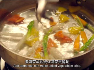 10、白黄油煎鲈鱼,锅倒水,放盐,放入刚才部分切好的蔬菜,豌豆最后放,捞出备用