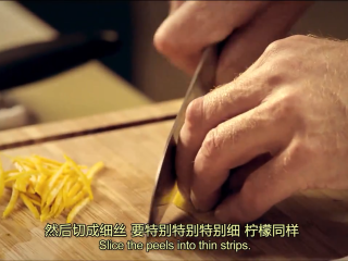 14、白黄油煎鲈鱼,橙子、柠檬削皮,再把皮切成细丝