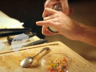 17、白黄油煎鲈鱼,橙皮柠檬皮西红柿放一块,撒盐黑胡椒,橄榄油,拌匀