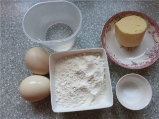 1、#不一样的泡芙@#闪电泡芙,低筋面粉60克 黄油40克 水100克 盐1克 鸡蛋2个 淡奶油140克 糖14克  