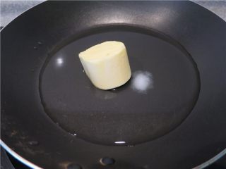 2、#不一样的泡芙@#闪电泡芙,把黄油、盐、水放奶锅里。
