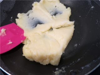 5、#不一样的泡芙@#闪电泡芙,继续加热，不断翻炒.这个动作久一点，直到锅底结出一层薄膜