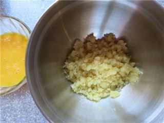 6、#不一样的泡芙@#闪电泡芙,将面团移出放在一个稍大的容器里，擀开稍稍摊凉