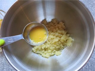 7、#不一样的泡芙@#闪电泡芙,两个鸡蛋打散，在面团不烫后分几次加入面团中，每次加入都充分拌匀。