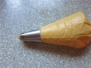 9、#不一样的泡芙@#闪电泡芙,将面糊装入放有裱花嘴的裱花袋中