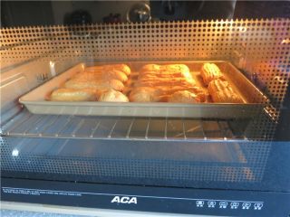 11、#不一样的泡芙@#闪电泡芙,放入烤箱200度烤20分钟左右，转180度烤15分钟，熄火后再焖几分钟