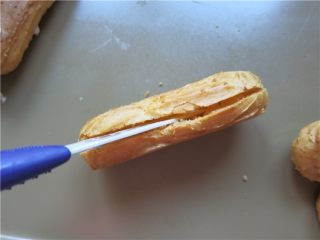 15、#不一样的泡芙@#闪电泡芙,用刀将泡芙切开