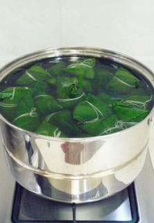 8、香浓里脊肉粽,将包好的肉粽放入锅中，加满清水。