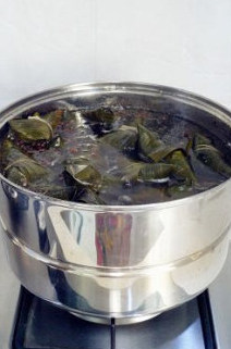 9、香浓里脊肉粽,大火煮开锅后再用小火焖煮4-5个小时，中途要添开水几次。