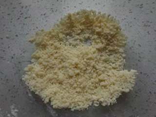 7、菠萝酥粒蛋糕,用手搓成颗粒状，酥粒做好放冰箱冷藏备用。