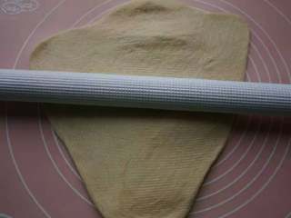 9、菠萝酥粒蛋糕,移到案板上擀压排气。