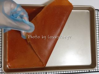 8、风车果丹皮,稍稍放凉,提起果丹皮一角,慢慢剥离烤盘。