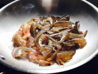 8、回味无穷虾,倒入虾身，翻炒
