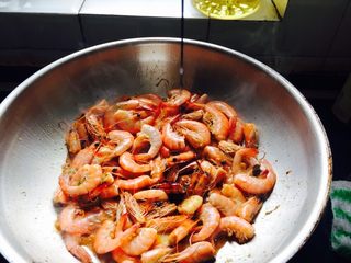 10、回味无穷虾,倒入调味料，翻炒