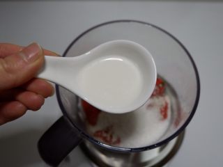 8、宝宝辅食—草莓藕粉糕,牛奶。