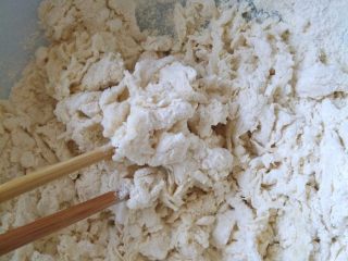 2、杂蔬牛排卷饼,在全麦粉和中筋面粉中逐次少量加入开水，用筷子拌成雪花状。