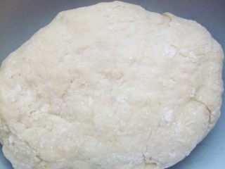 3、杂蔬牛排卷饼,在全麦粉和中筋面粉中逐次少量加入开水，用筷子拌成雪花状。