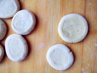 6、杂蔬牛排卷饼,在一块圆饼上刷少许植物油，盖上另一块，压扁。