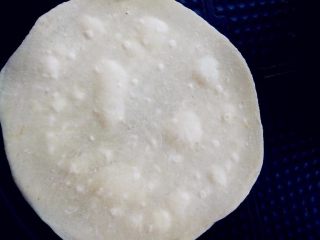 8、杂蔬牛排卷饼,中间慢慢鼓起小泡。