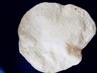 9、杂蔬牛排卷饼,直到中间全部鼓起，关火翻面，用余温稍烫一下。