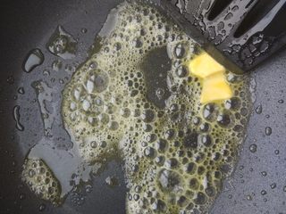 11、杂蔬牛排卷饼, 平底锅小火融化黄油。