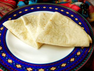 10、杂蔬牛排卷饼,将烙好的薄饼取出备用。