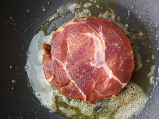 12、杂蔬牛排卷饼,将牛排放入，先大火煎至两面定型，再小火煎至八分熟即可。