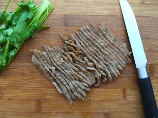 13、杂蔬牛排卷饼,将煎好的牛排切细条。因为给孩子吃的，所以煎成了九成熟。牛排的成熟度可以根据个人喜好调整。