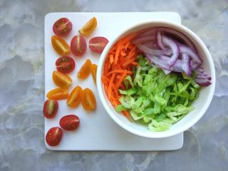 14、杂蔬牛排卷饼,青红椒和胡萝卜洗净切丝，洋葱切丝，圣女果切块，加少许蜂蜜、大蒜粉、辣椒粉拌匀。