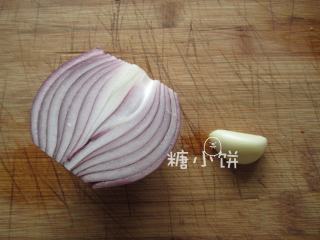 4、串肠意面,煮意面的同时准备酱料：洋葱和蒜都去皮切丁。