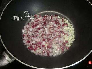 5、串肠意面,锅内加1汤匙橄榄油烧热，放入洋葱丁和蒜丁爆香。