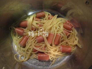 8、串肠意面,酱煮好以后意面也应该煮熟了，将煮熟的意面捞出沥水。