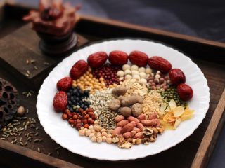 1、杂粮粥,所有食材备齐