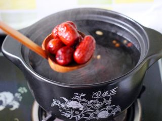 3、杂粮粥,加入泡好的红枣