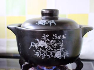 5、杂粮粥,盖上锅盖继续大火煮沸后转小火炖半个小时后