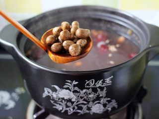 8、杂粮粥,加入洗净的山药蛋