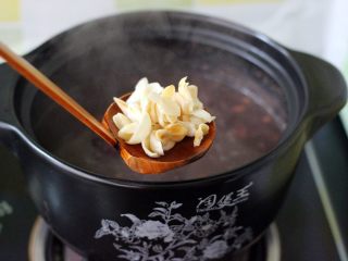 11、杂粮粥,打开锅盖加入泡发好的百合