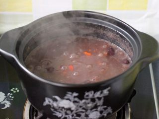 12、杂粮粥,大火煮沸后、看见粥慢慢粘稠时、加入适量枸杞后即可关火