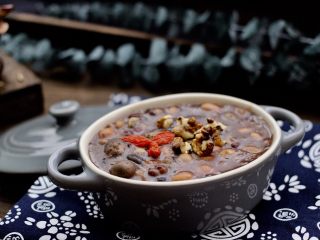 13、杂粮粥,盛入碗中、加入核桃仁、营养丰富又健康美味的腊八粥出锅了